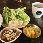 IZAKAYA からそる - サラダ、味噌汁、小鉢、お新香付き