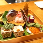 むろまち 加地 - お造り　　鯖寿司、平目、鯛、サヨリ、みなもと葱、生雲丹、河豚のてっぴ　おろしポン酢がけ、アイスプラントが添え