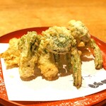むろまち 加地 - 山菜の天ぷら　　こごみ、たらの芽、蕗の薹(たぶん)