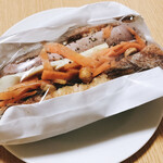 パンやきどころ RIKI - 神戸ポーク、キャロットラペとレーズンのカスクート（420円）