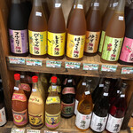 小山商店 - 左下のピンクグレープフルーツのお酒に最後まで惹かれた。次回は必ずや買うだろう。
