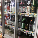 小山商店 - 4台ほどある冷蔵庫にもビッシリ！　ちなみに一升瓶用の保冷袋も販売してたよー。