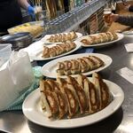 太陽ホエール - 餃子が飛ぶように出て行きます。