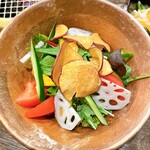 京の焼肉処 弘 京都駅前店 - 10種の彩りサラダ