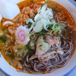 そば処 太陽 - うどんそばにピリ辛肉トッピング