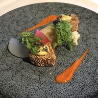 Cucina Italiana 東洞 - ゴマをはりつけたサーモンのマリネ 赤満願寺ソース