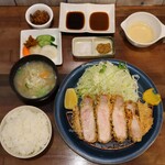 熟成豚 かわむら - 特上リブロースかつ定食(230g 税込3,300円)
      (京中式 長期熟成豚)