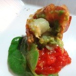 キアーロ・ディ・ルナ - アボカドと海老の揚げ春巻きのアップ