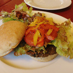 エフエム・ダイニング・カフェ・バー - ヴィーガンバーガー。グルテン等ではありません。材料を伺ってビックリ！とても美味しいです。バンズも美味しく野菜もたっぷりです。