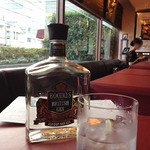 エフエム・ダイニング・カフェ・バー - 大きな窓からの採光がよく、午後などはゆっくりとくつろげる雰囲気です。お酒はマスターオススメのジン。ロックにライムがイケます。