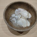 鮨こゝろ - 牡蠣   軽く火を通しています 