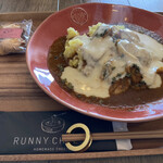 RUNNY CHEESE - チキントマト&ハーブカレー　1,480円、左上はLINEクーポンのビスケット