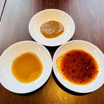 大阪王将 - 3種のタレでスタンバイ。酸味のある味噌タレ、いつもの餃子のタレ、しそタレは紫蘇の香りしっかり旨味も強め。