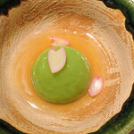 界 遠州 - えんどう豆と鶏つくねの葛寄せ