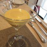 Le Petit Courageux - にんじんのスープ。　　アミューズに出された、グラスを逆さにして、注いでくれました。素敵な演出！