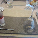 Le Petit Courageux - アミューズ。　　　　　　右側にある、グラスはこの後・・・