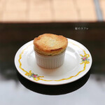 ザ・テラス - 桜のスフレ＠桜が香る熱々スフレ。桜葉で薄緑、やや塩気があるのが嬉しい