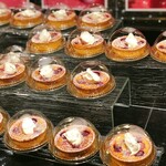 ザ・テラス - 苺とチェリーのクラフティ＠ブリゼ生地にサワーチェリーと苺がフランのように巻き込まれ、上にサワークリーム。MVP