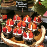 ザ・テラス - 苺とチョコレートのパフェ＠底はフィアンティーヌのチョコがけにダークチョコクリーム、生クリーム、薄くジェノワーズ。異彩を放つ