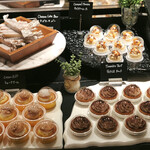 ザ・テラス - 冷蔵ケースコーナー（通称アトリエ）＠右