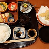 はし本 - 煮物やお造りなどの旬菜盛合わせに、揚げ立て天ぷらやデザートまで！コスパ抜群、旬菜弁当1,000円