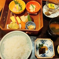 はし本 - 天ぷらが運ばれる前でも、この豪華さ！ピカピカのご飯やいぶりがっこに佃煮昆布など、お漬物まできっちり美味しい！