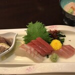 Kamedake Onsen Tamamine Sansou - お造り。イサキ、ホタルイカ、生シラス、鯛、鮪。
                        奥は紫芋のくみあげ湯葉。