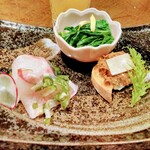 知喜多 横浜西口店 - 前菜。菜の花おひたし、牛肉のリエット、しまあじ。しまあじは味付けされており、とてもおいしかった