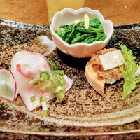 知喜多 横浜西口店 - 前菜。菜の花おひたし、牛肉のリエット、しまあじ。しまあじは味付けされており、とてもおいしかった