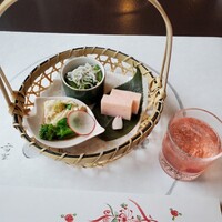 大志満 横浜店 - 食前酒と前菜。