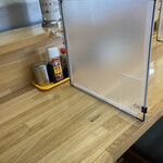 味の五十番 - カウンター仕切りあり