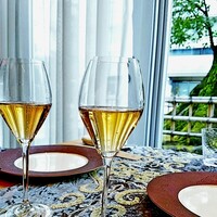 クリマ ディ トスカーナ - 大きな楠の緑を眺めながら、ロゼスパークリングで乾杯。