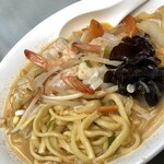 台灣夜市101 - 台湾と言えば擔仔麵。丸太麺に絡む海老の出汁のスープが美味。