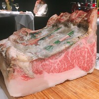 リストランテ･ヒロ  青山 - しっかり熟成された栃木霧降牛。
                カビが、熟成を守ってくれています。