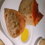 リストランテ･ヒロ  - フォカッチャとチャパタ。オリーブも絶品