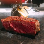 リストランテ･ヒロ  青山 - 栃木霧降牛と玉葱。お店の窯で焼き上げる玉葱は薪で、お肉は炭で。（お昼は薪が使えないそうです)