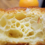 セテュヌ ボンニデー - 見よ！　この断面！　表面をサクリと噛むと現れる空気を含んでふわりという食感が味わえる！