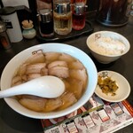 喜多方ラーメン 坂内 - チャーシュー麺とサービスライス