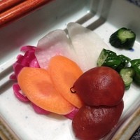 佐賀牛 季楽 銀座  - お漬物。梅がウメー。