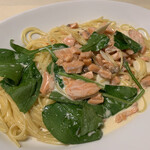 ラ・ベットラ・ダ・オチアイ - スモークサーモン、エリンギ、ほうれん草の生クリームソース スパゲッティ大盛り