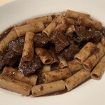 ラ・ベットラ・ダ・オチアイ - 牛ほほ肉赤ワインソースのリガトーニ大盛り