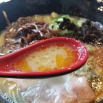 ラーメン シェルター - 辛い牡蠣塩拉麺のスープ