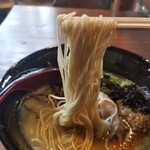 ラーメン シェルター - 辛い牡蠣塩拉麺の麺リフト