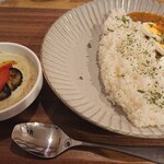 カレー専門店　アリクイ - あいがけカレー  二種類のカレーを選べます