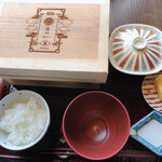 界 遠州 - ここから朝食。インパクトのある茶箱が登場。