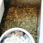 界 遠州 - 茶箱にはお茶の葉が敷き詰められている