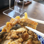 Ajihei - カツは薄め。玉ねぎと合わせて卵でどしてあるオーソドックスなカツ丼。
                      味は少し濃いめでしょうか。なかなか美味しい♪