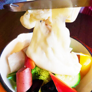 Popular raclette cheese! It will be scraped right in front of your eyes!