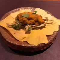 アカ - 海藻と堀川牛蒡の細切りフリット、紫雲丹載せ