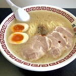 双喜紋 - ラーメン　ニンニク・辛味アリアリのネギ抜き！
      にトッピングの卵です。